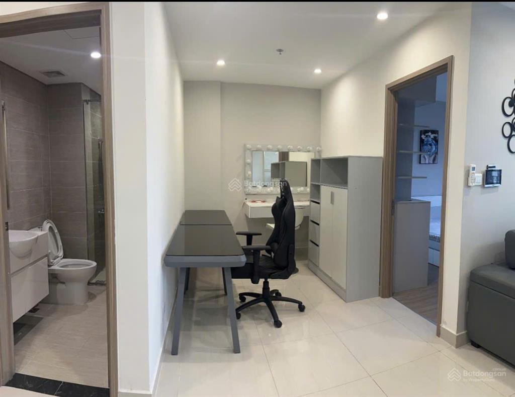 Bán nhanh căn hộ 1pn + nội thất cao cấp, hđ thuê 8,4 triệu/tháng. view nội khu hồ bơi, hướng mát