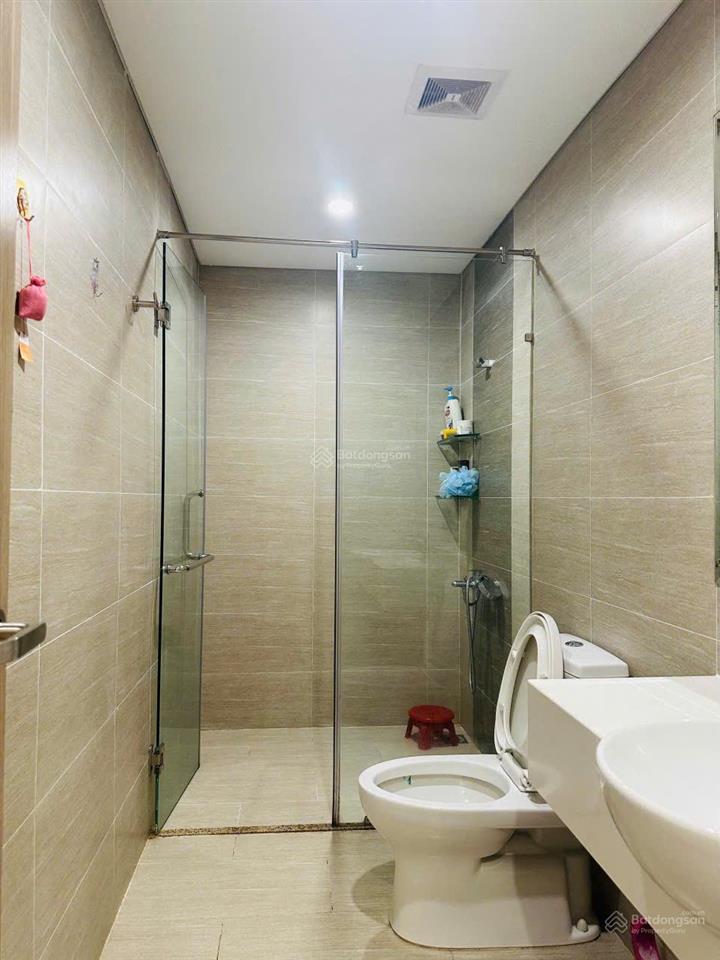 Bán 3pn 2wc full nội thất cao cấp tầng trung thoáng mát, sổ hồng không vay, sẵn hđ thuê 10 tr/tháng