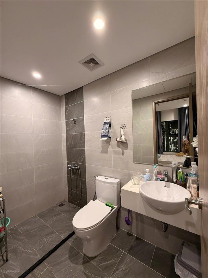 Bán nhanh căn hộ 2pn 2wc hướng đông nam, tầng trung view thoáng, có sổ hồng