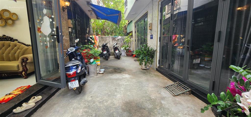 Nhà q7 huỳnh tấn phát giá cực tốt.  ngang 5x10 m dt sd 150m2 4pn 3wc .  0942 826 ***