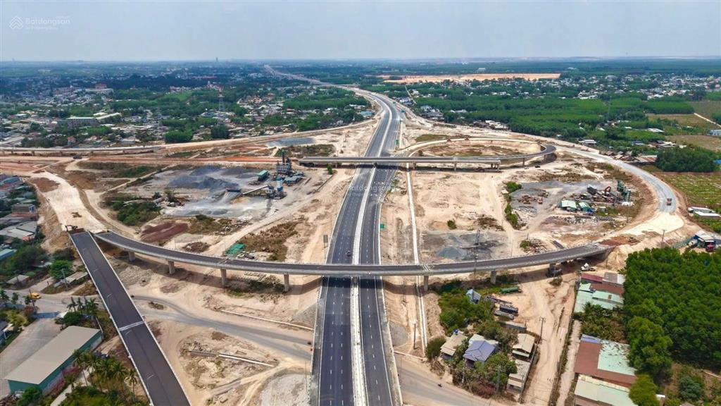 Chủ cần bán gấp lô đất 2 mặt tiền đối diện trường học cấp 2, khu dân cư hiện hữu 0901 336 ***