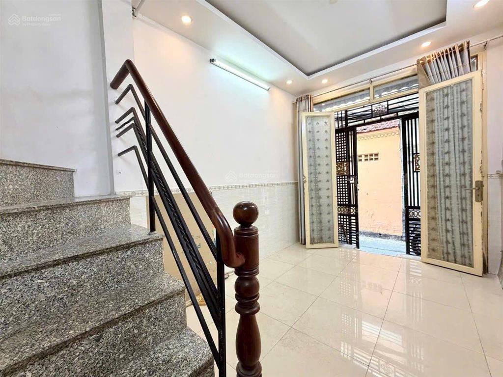 Chỉ 5.35 tỷ (tl) nhà cực phẩm huỳnh văn bánh  nhà đẹp ở ngay  3pn  3wc  cách hẻm xe hơi 10m