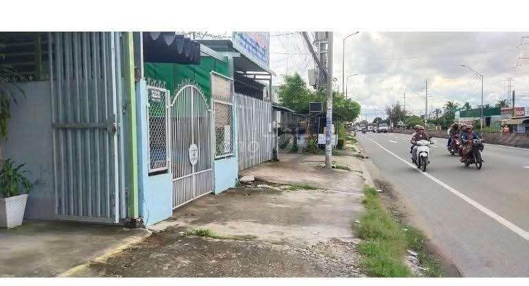 Cần bán nhà MT Quốc lộ 1, phường Long An