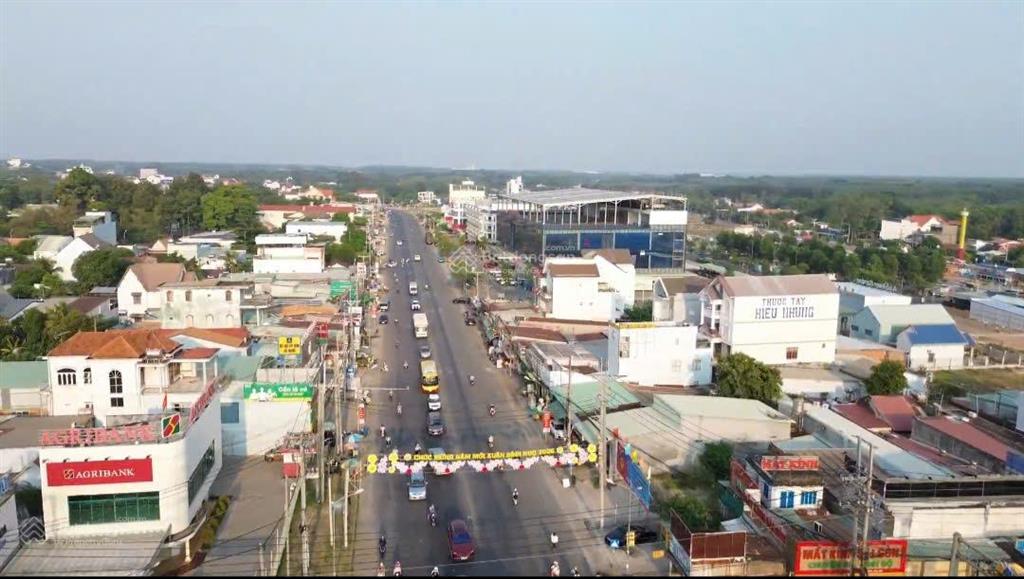 Bán nhanh căn nhà đang xây gần chợ, ngã tư chơn thành