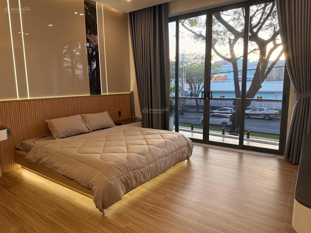 Bán siêu phẩm nhà 3 tầng mới full nội thất mt nguyễn hữu thọ gần sân bay