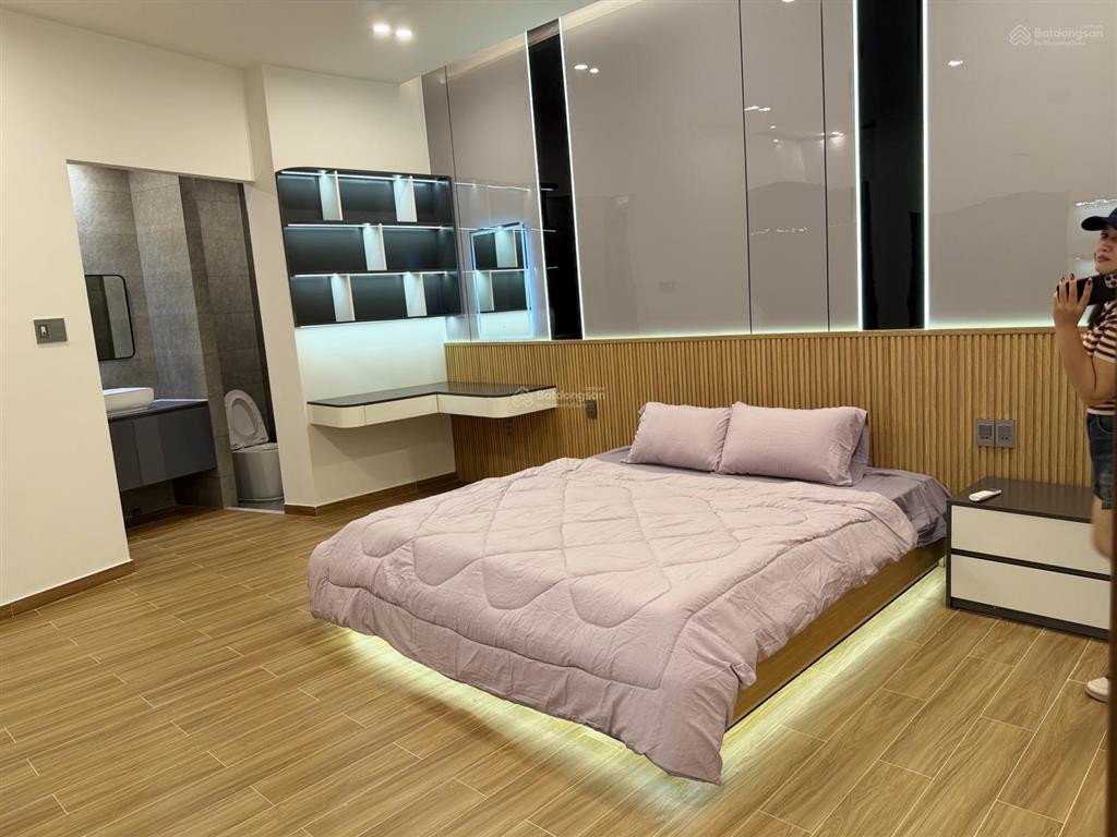 Bán siêu phẩm nhà 3 tầng mới full nội thất mt nguyễn hữu thọ gần sân bay