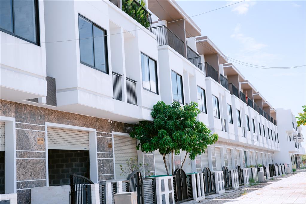 Nhà phố The Light City Vũng Tàu  100m²  1 trệt 2 lầu  Sổ hồng riêng  Chỉ 5,4 tỷ
