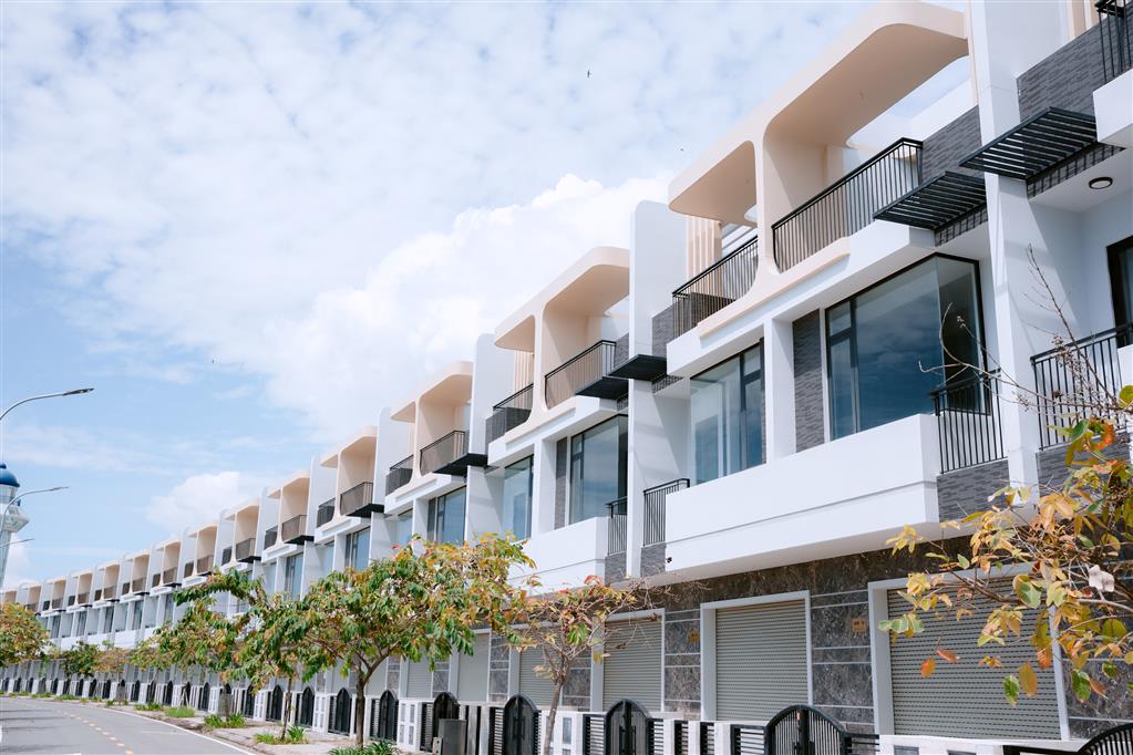Nhà phố đô thị biển The Light City  1 trệt 2 lầu  Chỉ từ 5,4 tỷ