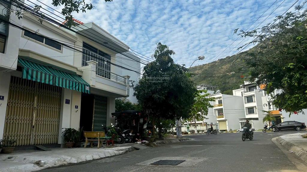 Bán nhà mặt tiền đường bùi huy bích