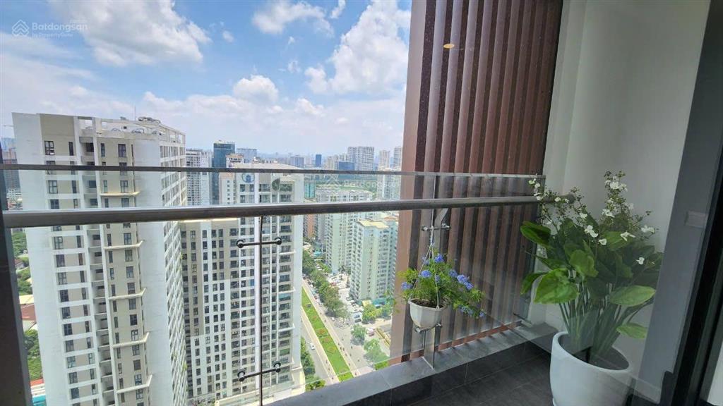 Nội thất cực đẹp cho thuê căn hộ 3 ngủ 105m2 tại brg lê văn lương giá 28tr