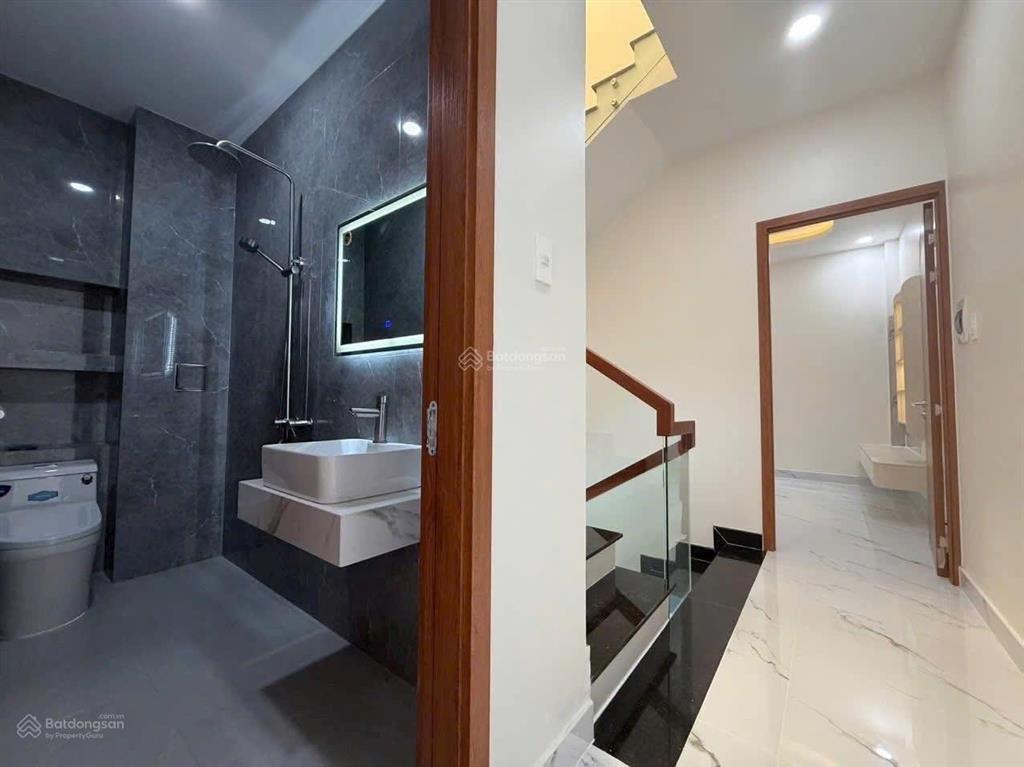 Bán gấp nhà trệt 2 lầu, giá 5.7 tỷ ngay vinhomes grand park