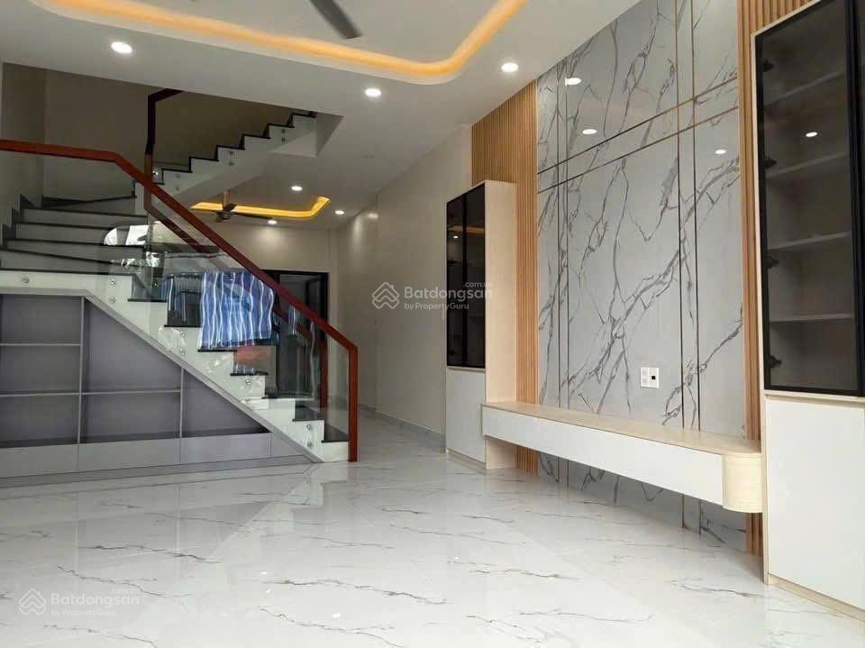 Bán gấp nhà trệt 2 lầu, giá 5.7 tỷ ngay vinhomes grand park