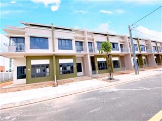 Bán nhà liền kề vườn thiết kế 2pn 2wc 70m2 hướng đông khu dân cư oasis city bến cát bình dương cũ.