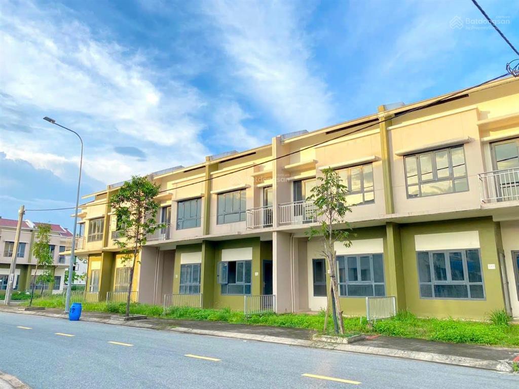 Chủ nhà kẹt tiền bán gấp căn lkv hướng đông sổ sẵn giá 1,6 tỷ khu đô thị oasis city bến cát