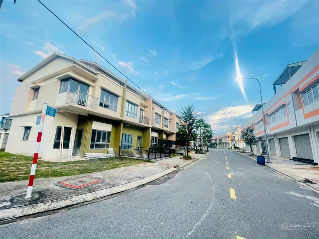 Chủ nhà kẹt tiền bán gấp căn lkv hướng đông sổ sẵn giá 1,6 tỷ khu đô thị oasis city bến cát