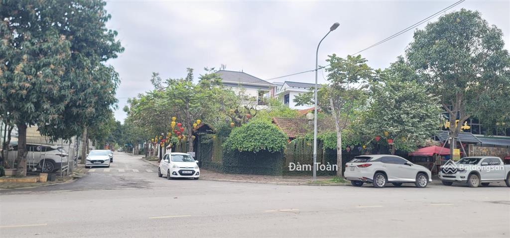 Bán căn bt mặt hồ dt chỉ 208m2 thôi. bán b. thự kđt ngôi nhà mới, quốc oai. đã xây thô 3,5 tầng.