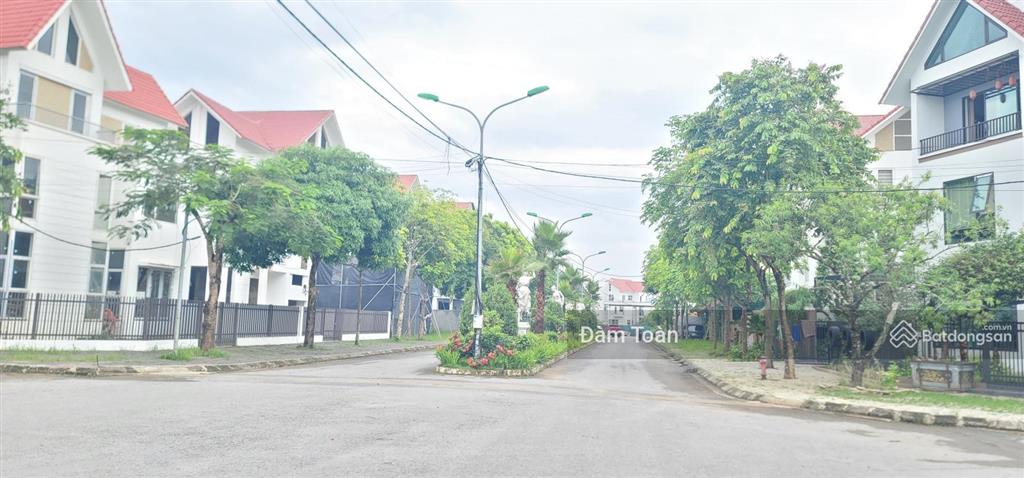 Bán căn bt mặt hồ dt chỉ 208m2 thôi. bán b. thự kđt ngôi nhà mới, quốc oai. đã xây thô 3,5 tầng.