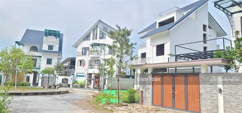 Bán căn biệt thự song lập dt 204m2, giá chỉ 15 tỷ, đã gồm nhà đã xây thô 3,5 tầng. pháp lý sổ đỏ