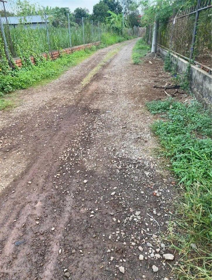 Gần 2 sào đất nghỉ dưỡng giá chỉ 1ty7. sẵn nhà c4 trên đất. ao cá giải trí. gần nhựa lớn 250m. shr