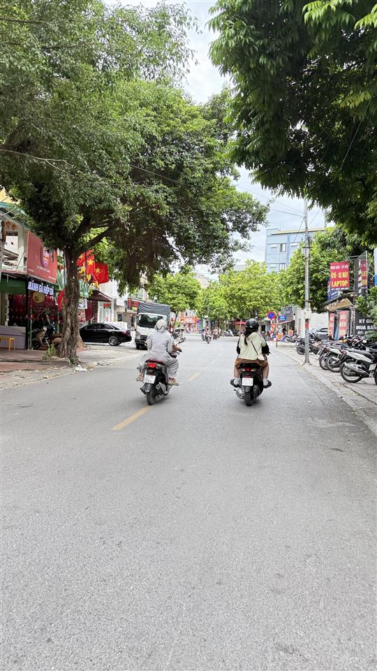 Chính chủ cần tiền bán nhà 3 tầng lô góc, kinh doanh sầm uất doanh thu 350triệu/ năm