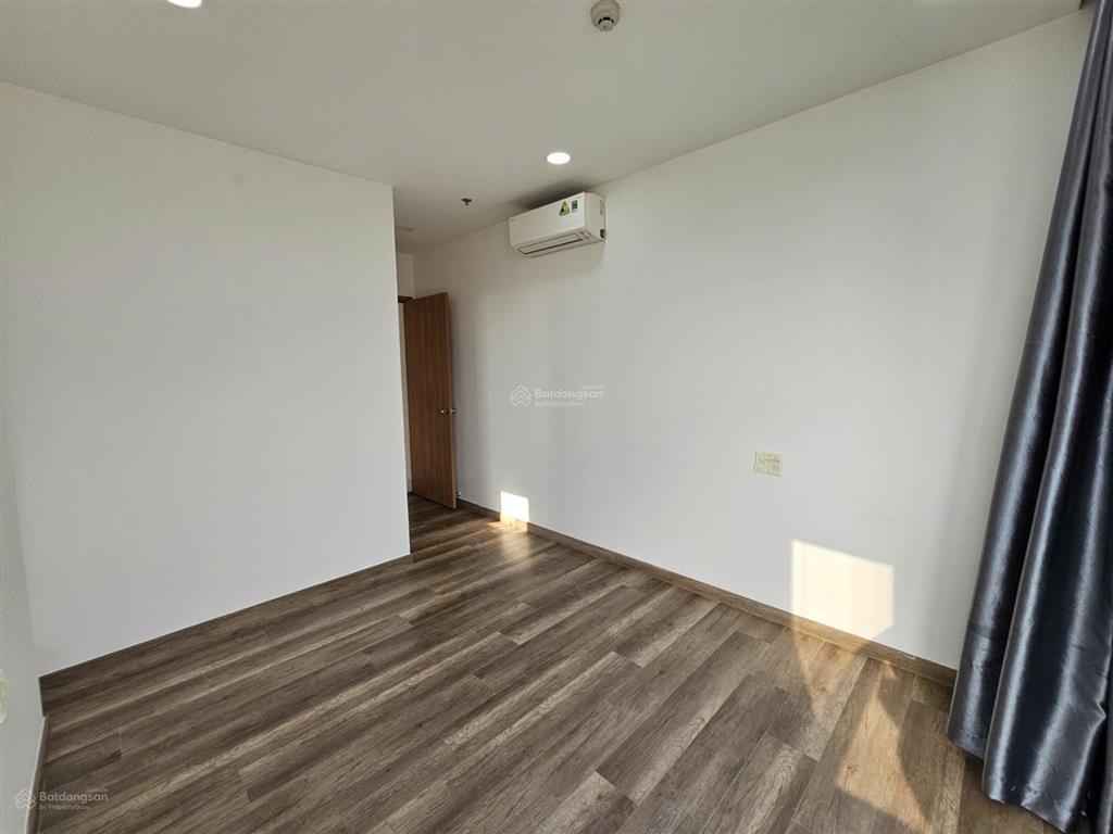 Chính chủ cho thuê căn 2pn 2wc tầng thấp, view đẹp, căn góc nên cực kỳ thoáng mát, đã có 2 máy lạnh