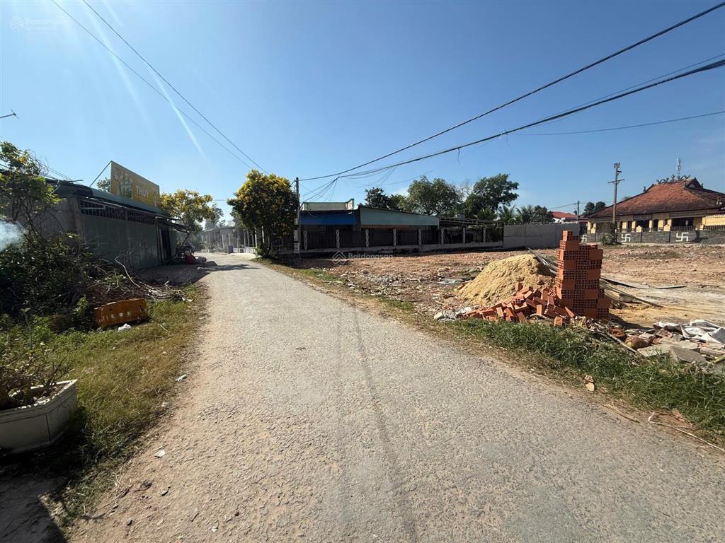 Cần bán gấp lô góc 2 mặt tiền đường (7x14,5m đất ở đô thị có thổ cư) 900 triệu thương lượng
