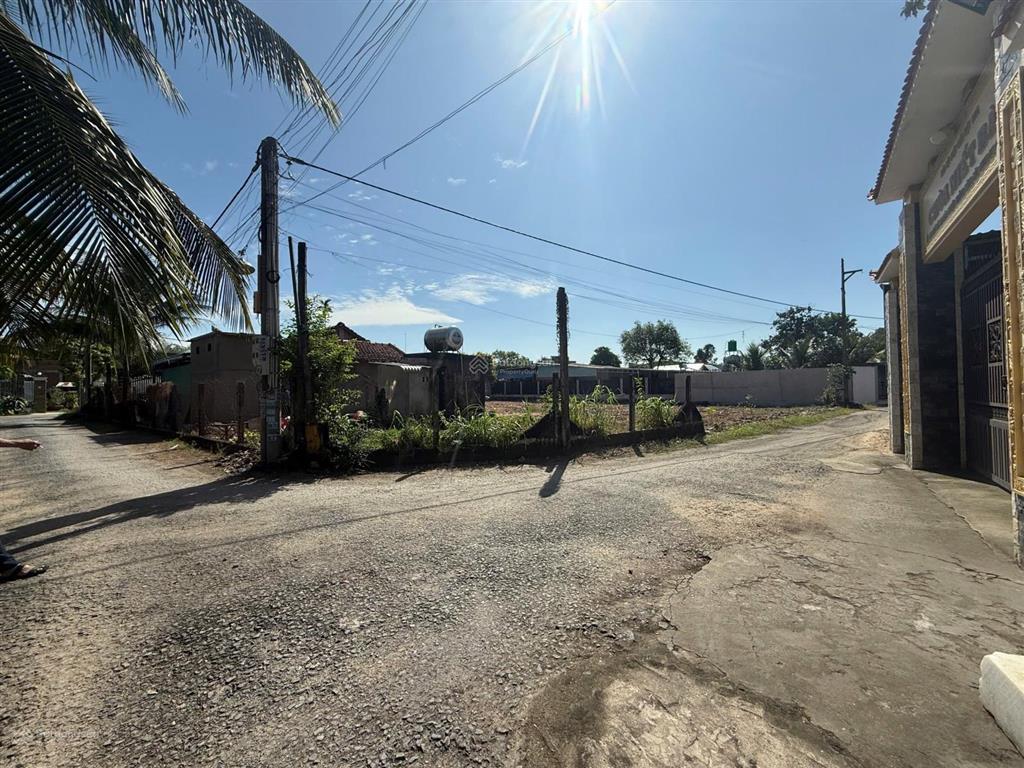 Cần bán gấp lô góc 2 mặt tiền đường (7x14,5m đất ở đô thị có thổ cư) 900 triệu thương lượng