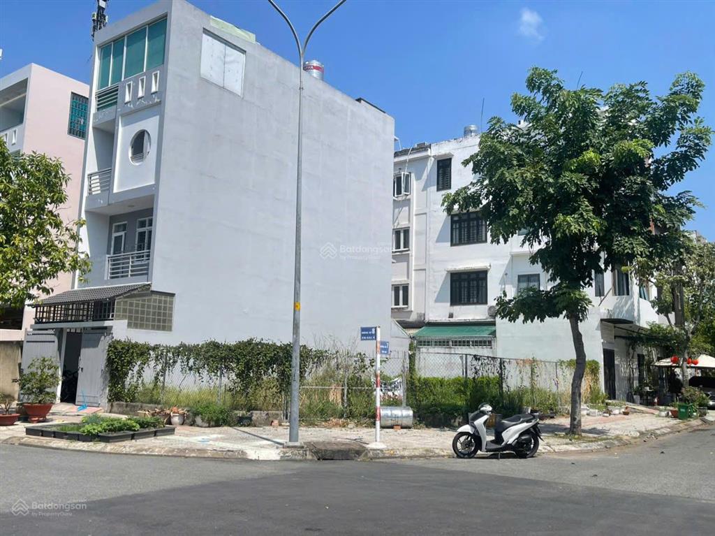 Bán lô đất vị trí đẹp góc 2 mặt tiền đường 20m kdc sadeco ven sông chỉ 15.8 tỷ