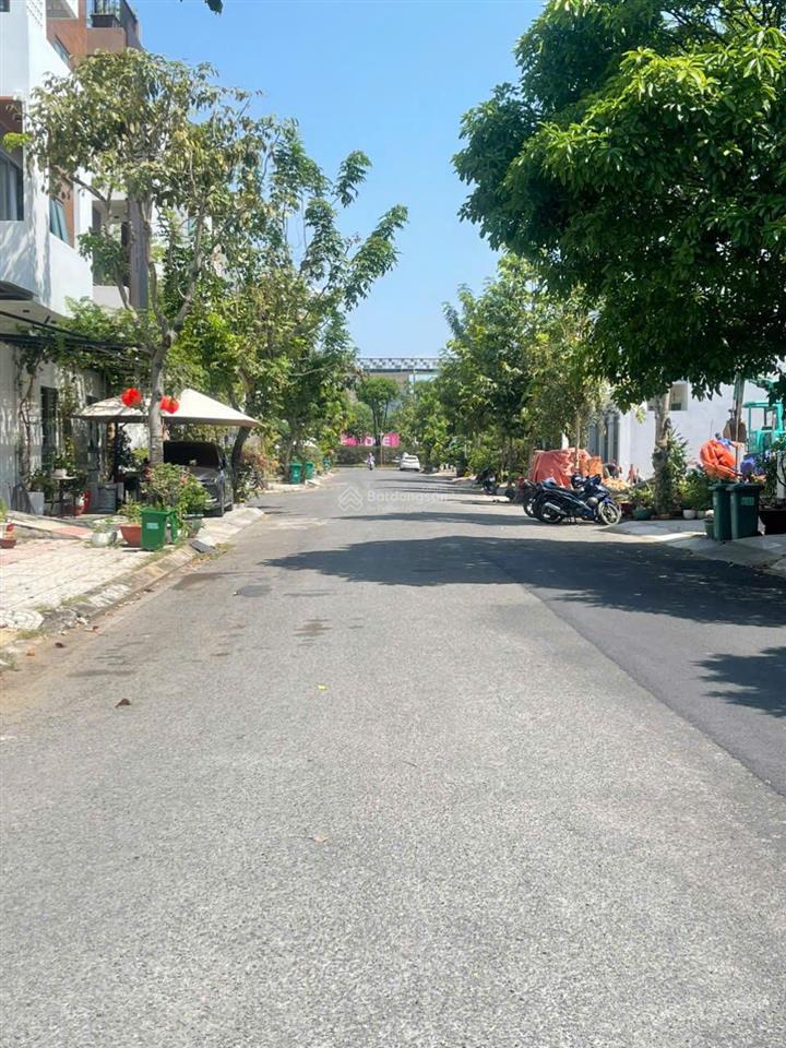 Bán lô đất vị trí đẹp góc 2 mặt tiền đường 20m kdc sadeco ven sông chỉ 15.8 tỷ