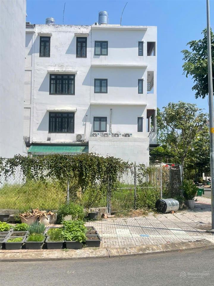 Bán lô đất vị trí đẹp góc 2 mặt tiền đường 20m kdc sadeco ven sông chỉ 15.8 tỷ