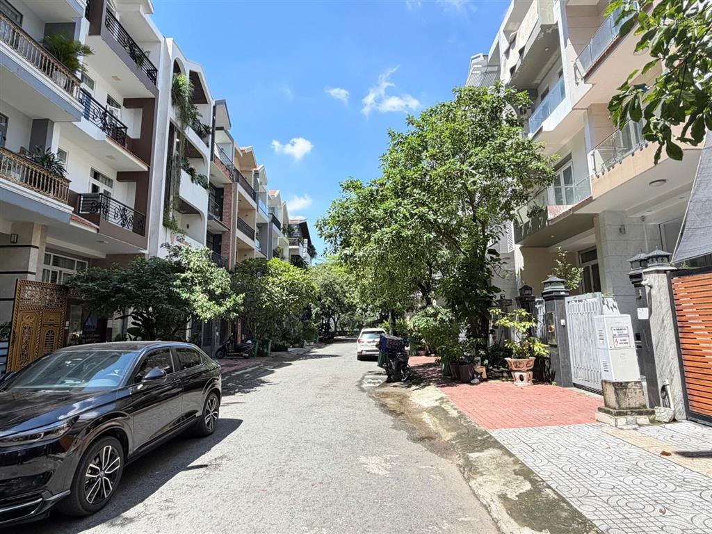 Cho thuê nhà phố full nội thất kdc him lam chỉ 45 triệu/tháng có 5pn,  0989 866 ***
