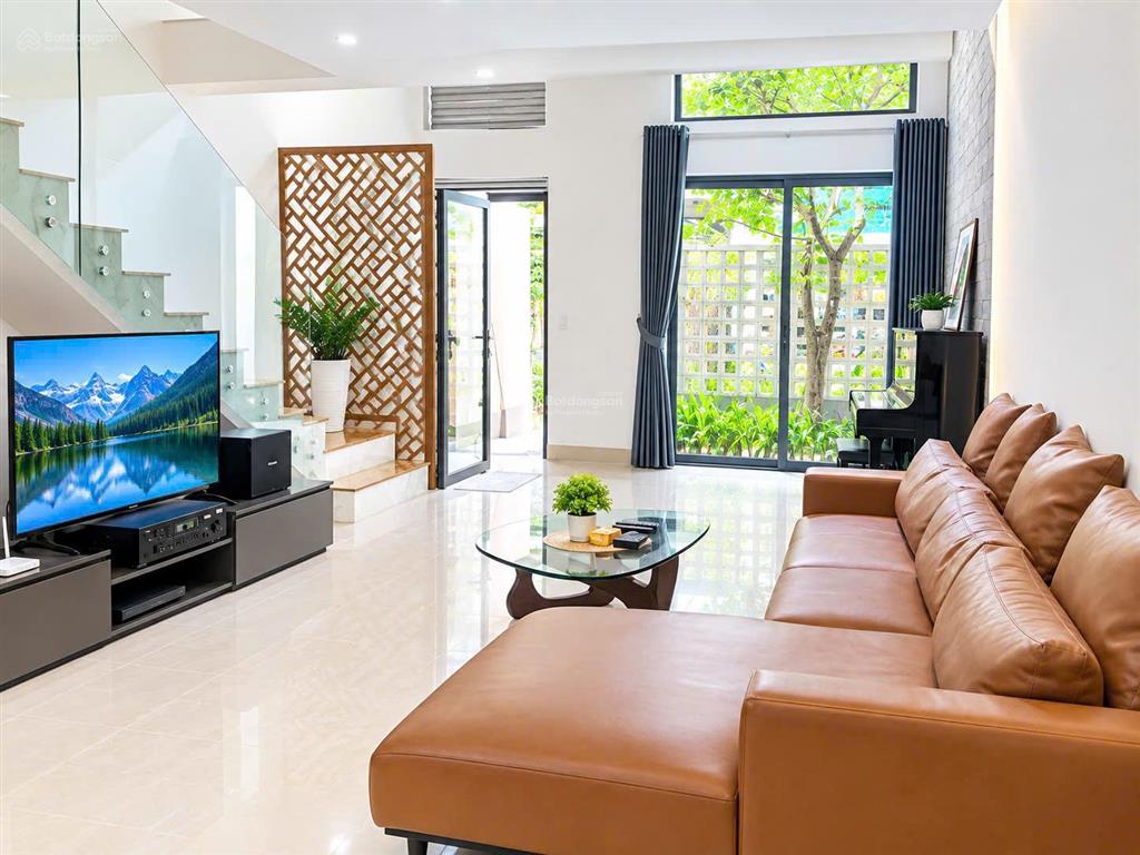 Cho thuê nhà đẹp sân vườn 2 phòng ngủ khu mỹ an gần sông