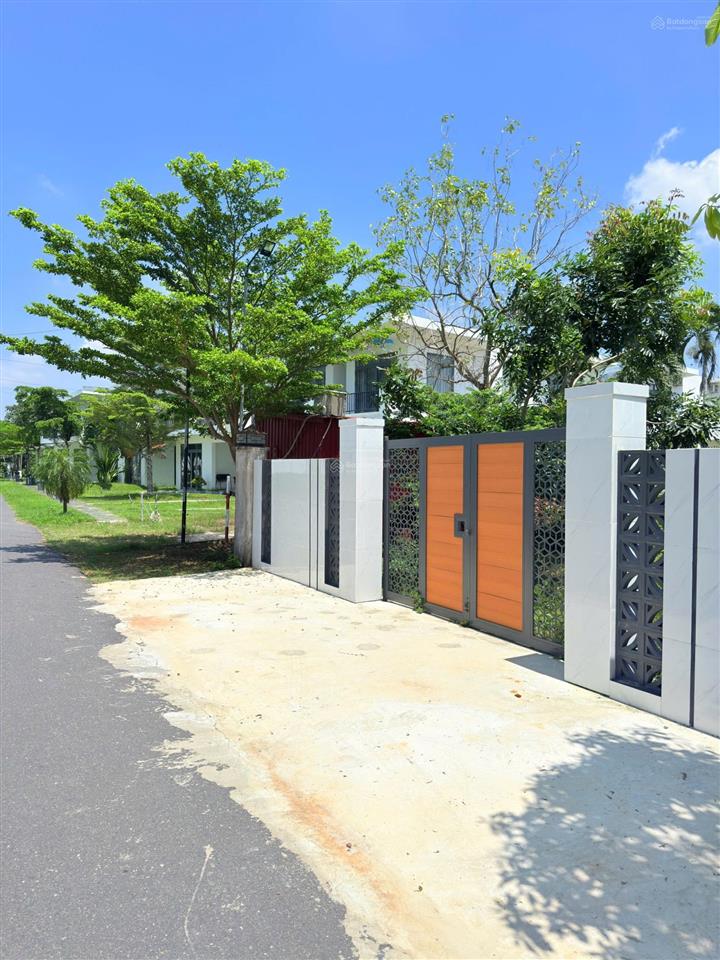 Lô biệt thự đẹp  rẻ  gần biển
dt 406m2  10x40  84m2 thổ cư
mặt tiền đường nhựa 8m gần đường lộ