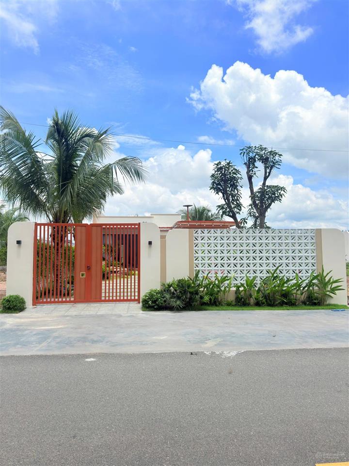 Nhà vườn mới đẹp gần biển dt 367m210x36160m2 thổ cư
mặt tiền đường nhựa 8m gần quốc lộ( 800m)