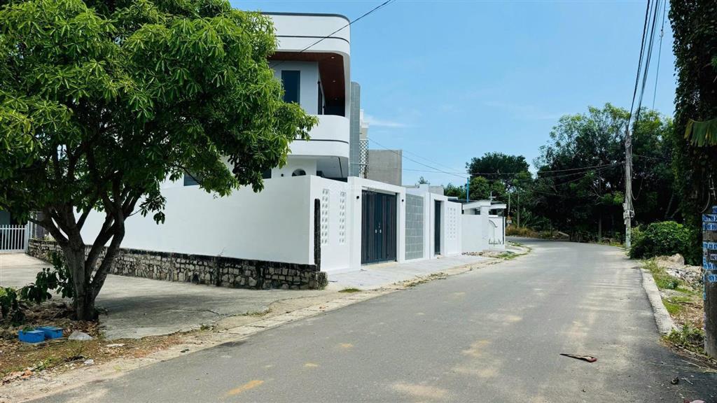 Vị trí trung tâm  tiện ích đầy đủ. mt cao văn ngọc sau nhà hát, nhà thờ long điền. 176m2  6,8x25m