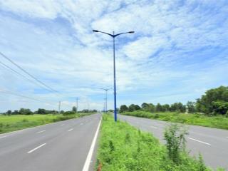 Lưng tựa núi  mặt hướng biển. dt 5200m2  45x140  2000m2 tmdv, mặt tiền đường ven biển