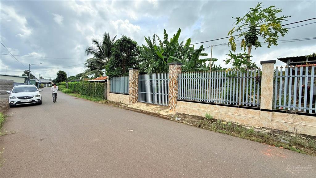 Lô nhà vườn gần chợ đất đỏ  649m2, nở hậu 25m, giá 2,25 tỷ