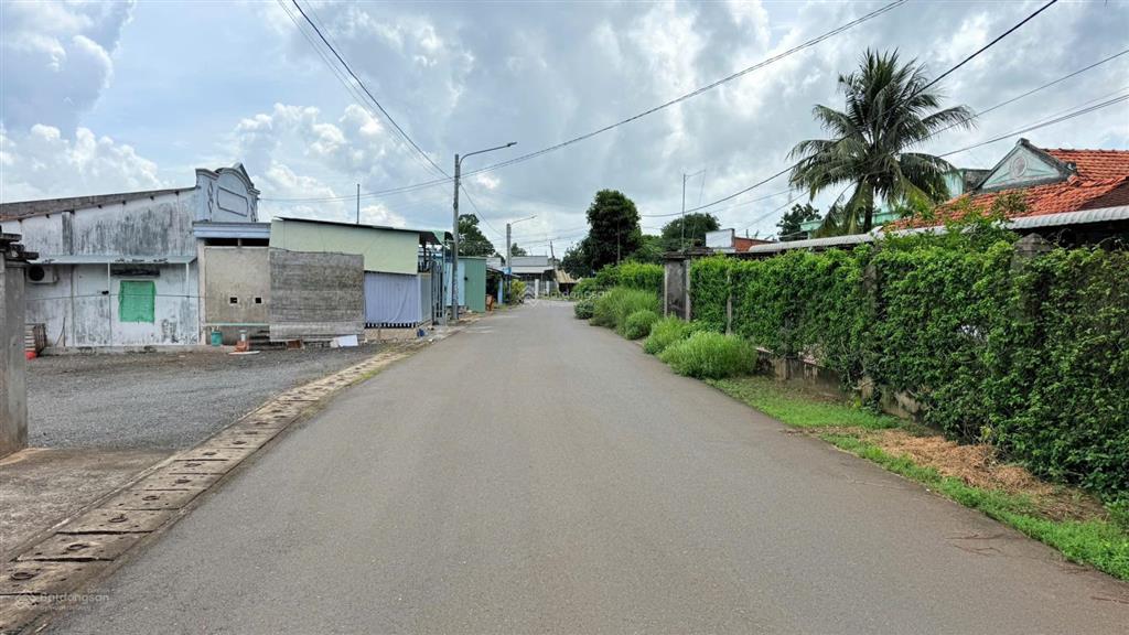 Lô nhà vườn gần chợ đất đỏ  649m2, nở hậu 25m, giá 2,25 tỷ