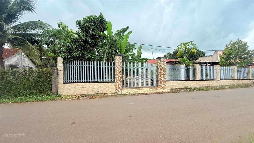 Lô nhà vườn gần chợ đất đỏ  649m2, nở hậu 25m, giá 2,25 tỷ