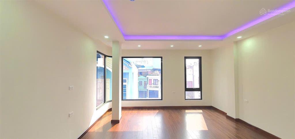 Siêu phẩm có 102 nguyễn trãi  75m2  build lô góc, 7 tầng thang máy xây mới  3 mặt ngõ.