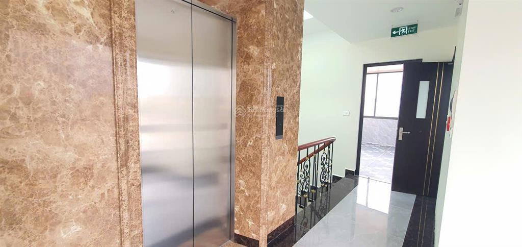 Siêu phẩm có 102 nguyễn trãi  75m2  build lô góc, 7 tầng thang máy xây mới  3 mặt ngõ.