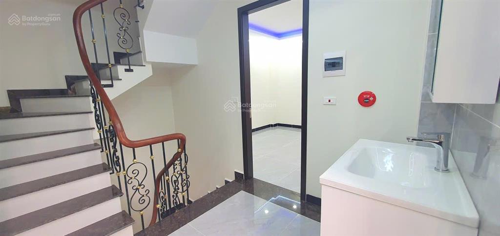 Siêu phẩm có 102 nguyễn trãi  75m2  build lô góc, 7 tầng thang máy xây mới  3 mặt ngõ.
