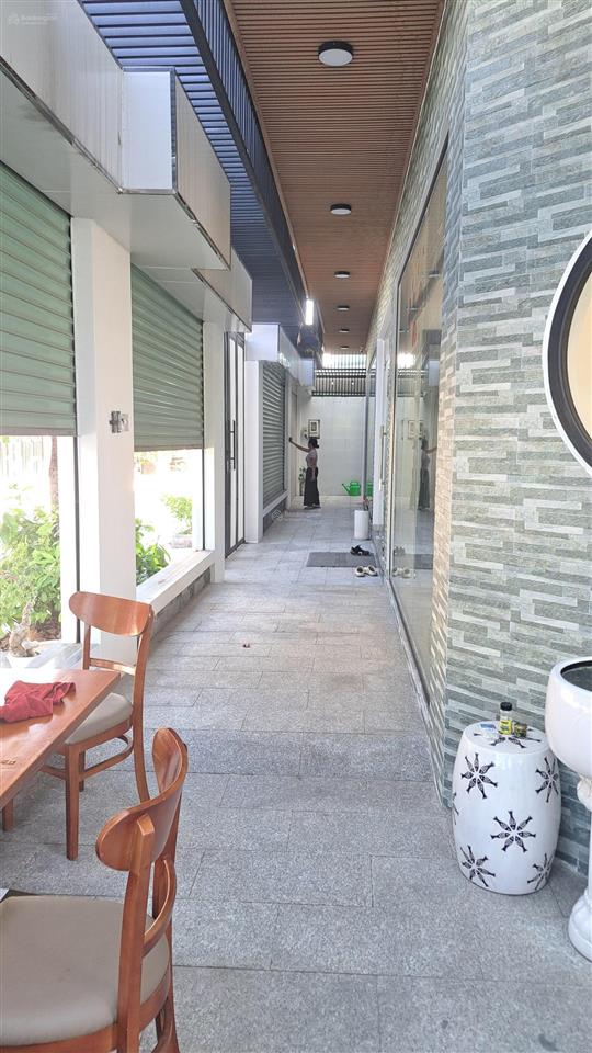Đi định cư bán nhà góc mới xây 2025, 4 lầu, thang máy, điện mặt trời 6.5x22 cạnh làng đại học abc