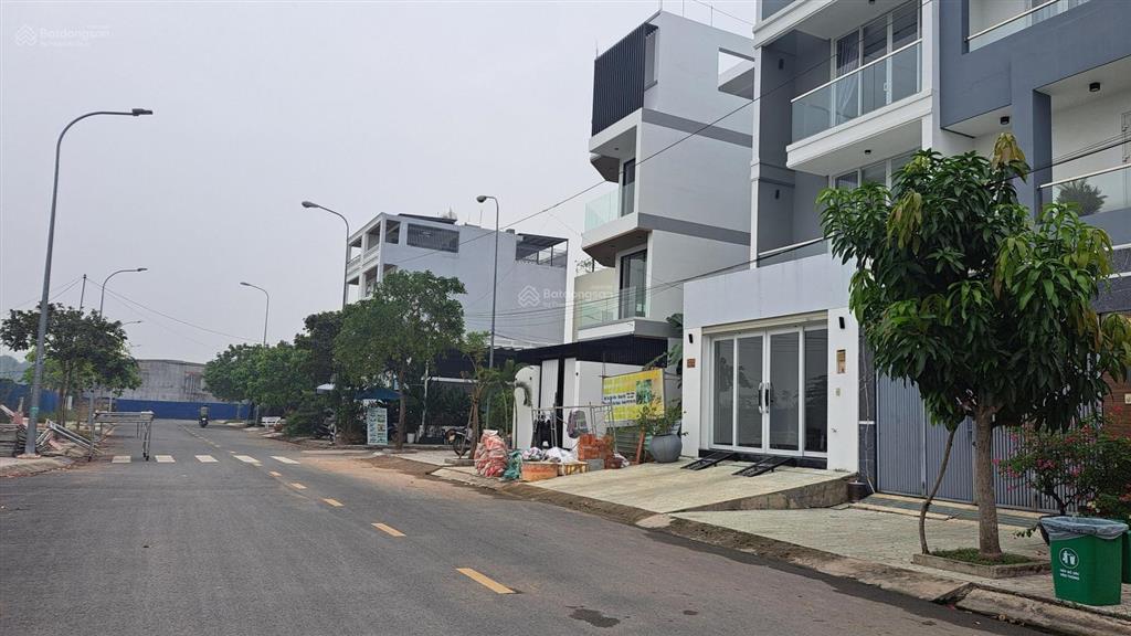 Đi định cư bán nhà góc mới xây 2025, 4 lầu, thang máy, điện mặt trời 6.5x22 cạnh làng đại học abc