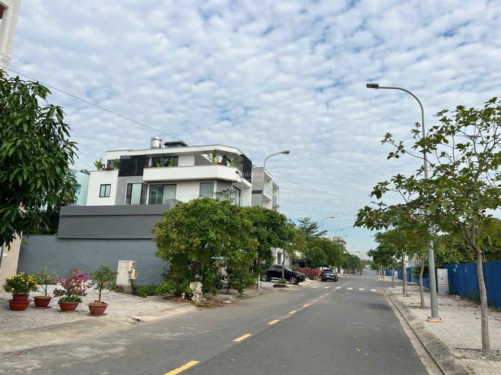 Đi định cư bán nhà góc mới xây 2025, 4 lầu, thang máy, điện mặt trời 6.5x22 cạnh làng đại học abc