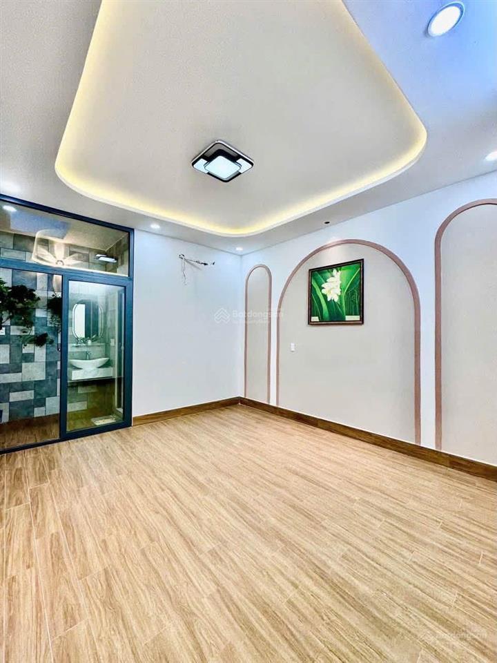 Nhà giáp tên lửa hẻm xe hơi ở liền