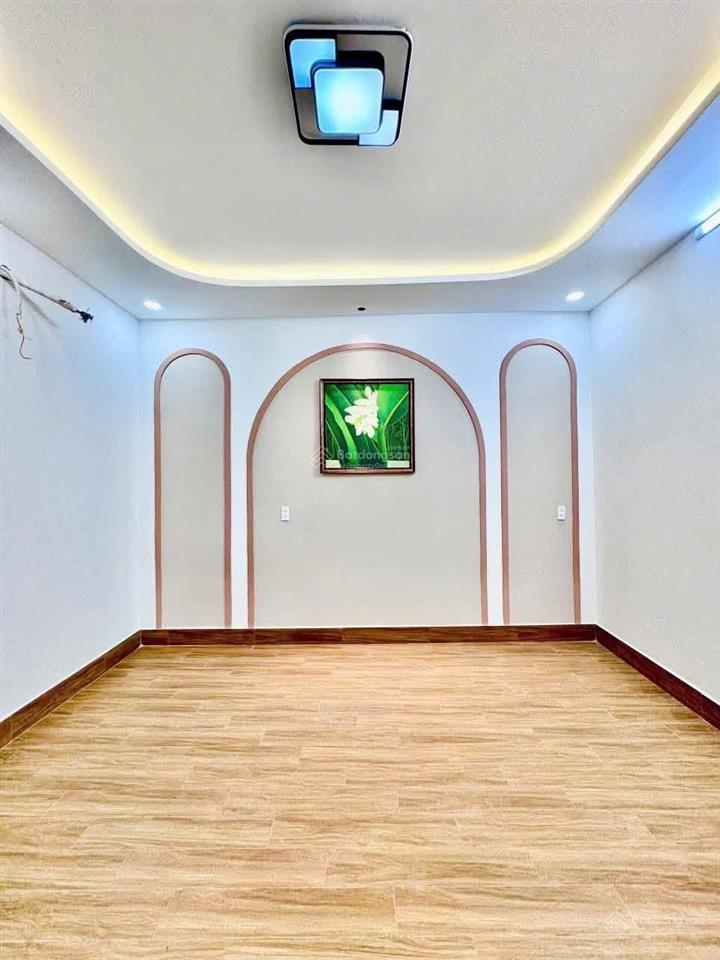 Nhà giáp tên lửa hẻm xe hơi ở liền