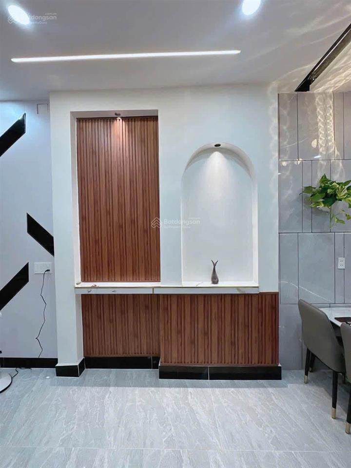Nhà giáp tên lửa hẻm xe hơi ở liền