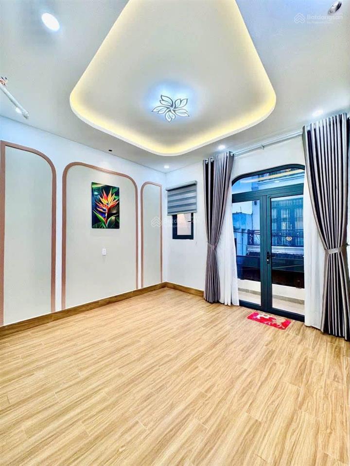 Nhà giáp tên lửa hẻm xe hơi ở liền