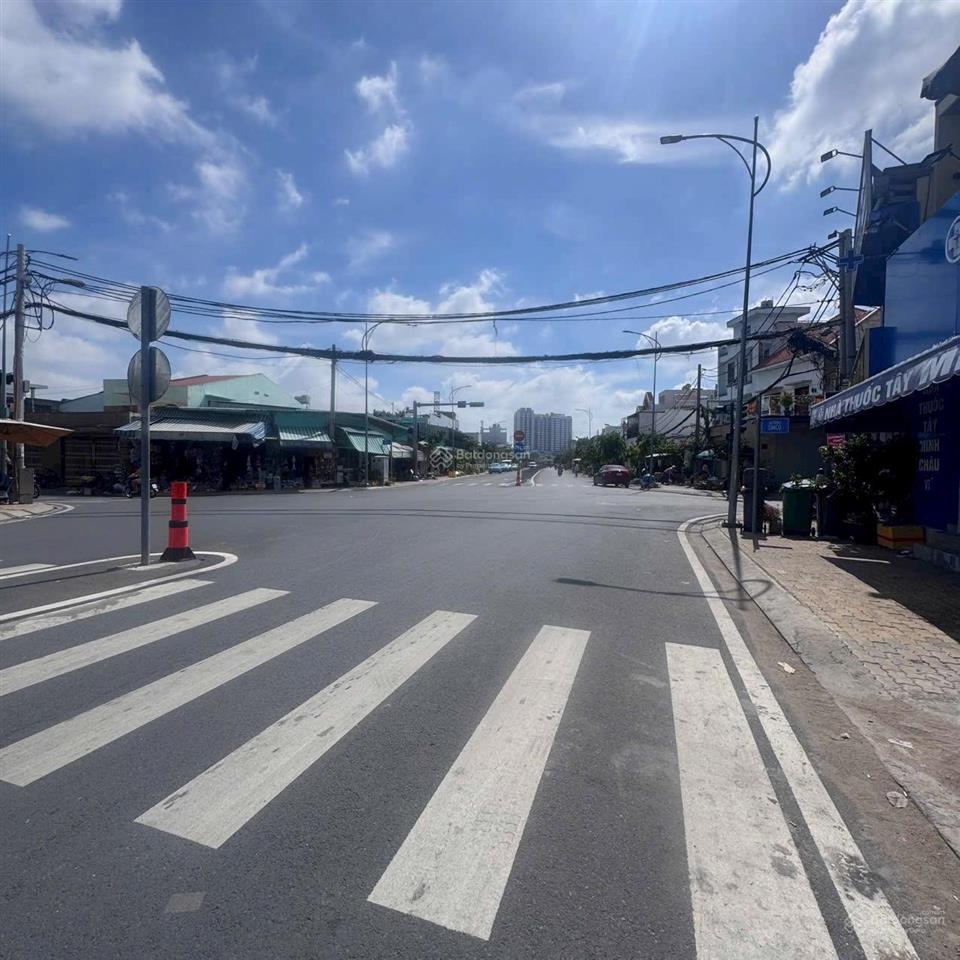 Mặt tiền kinh doanh khu tên lửa